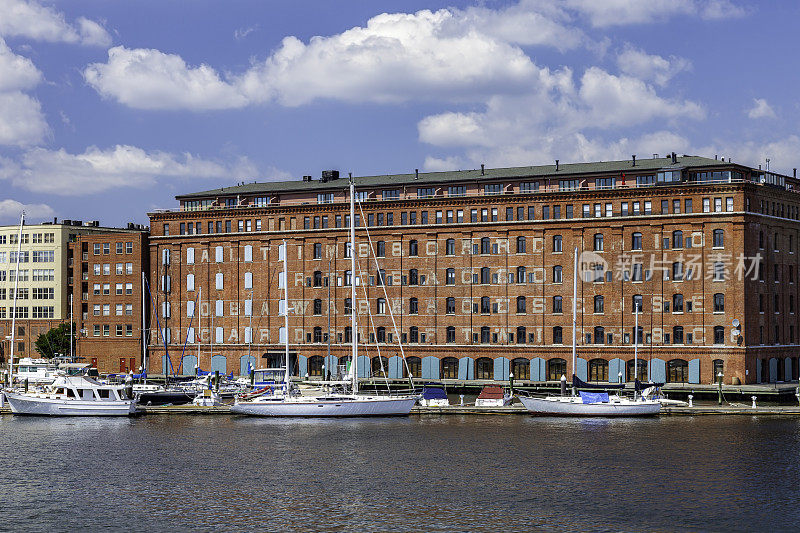 在巴尔的摩内港(Baltimore Inner Harbor)附近，经常可以看到由仓库改建而成的公寓(Condos)下面的蓝天和平静的海水，以及停放着各种休闲船只的小码头